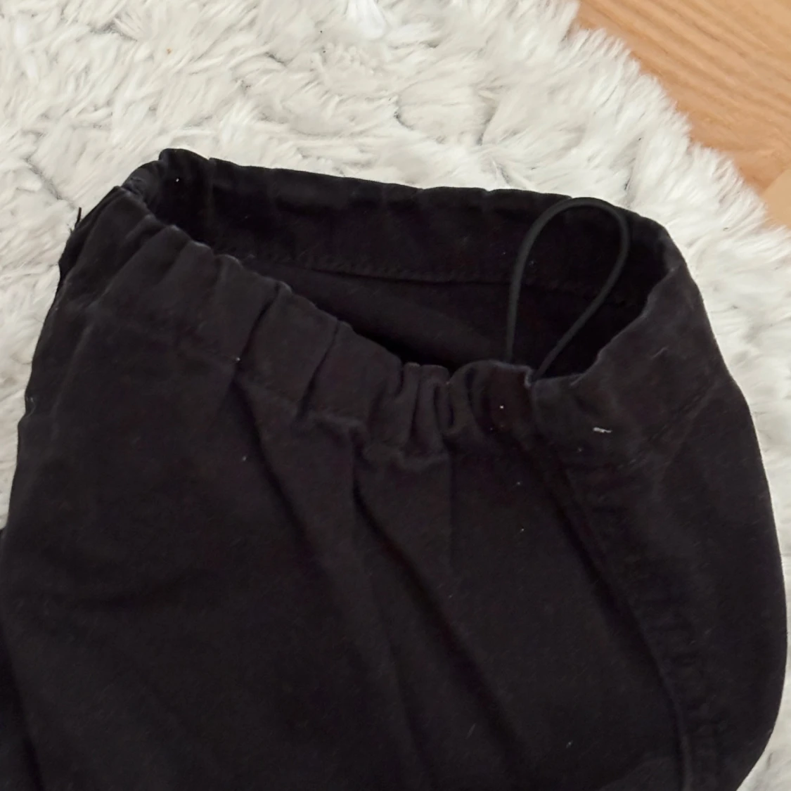 Svarta parachute pants från Bershka - 4