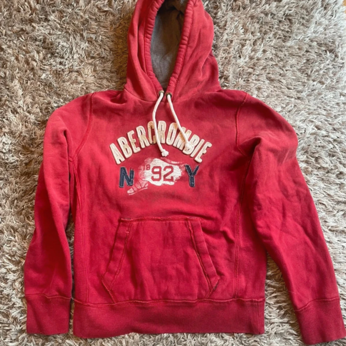 Röd hoodie från Abercrombie & Fitch