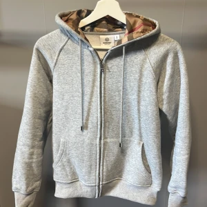 Bruberry hoodie - Tjena, säljer min burberry hoodie då den är för liten, den är storlek s och passar folk som är 160-170. Priset är 799kr och är ej hugget i sten, hör av dig vid minsta frågan