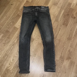 Replay grå  - Snygga grå jeans från Replay slim fit 