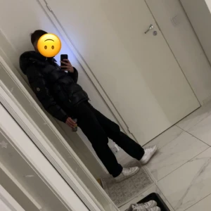 Moncler Maya - Säljer nu min Moncler Maya. Har använt den en vinter och den har legat i lådan senaste vintern. Storlek 2 vilket motsvarar M. Jätte bra skick, ända som är dåligt är att ”Cartoon” på insidan har lossnat lite men är fortfarande fast i jackan. Låda och kvitto medföljer. Pris kan diskuteras 