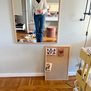 Blå bootcut jeans med hög midja - Säljer ett par klassiska blå jeans med bootcut-modell och hög midja. Jeansen har raka ben som blir lite vidare nertill och sitter snyggt över höften. Perfekta till sneakers eller boots och tillverkade i mjukt denimtyg.