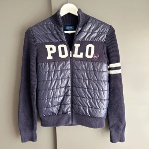 Ralph Lauren Cardigan - Mycket bra skick, inga defekter! Nypris ca 3000kr. Storlek 12-14/L barnstorlek vilket motsvarar ca XS, be om mått vid osäkerhet. Mycket snygg och ovanlig. Skriv!🤝