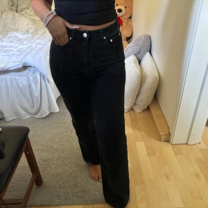 Weekday jeans  - Weekday jeans i modellen ”ROWE”. Högmidja och raka ben i storlek 28/30