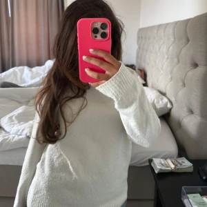 Vit stickad tröja med lång ärm - Vit stickad tröja från vero Moda! 