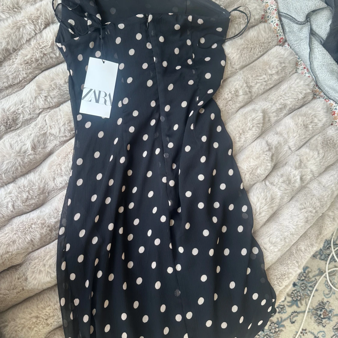 Svart prickig långklänning från Zara - 2