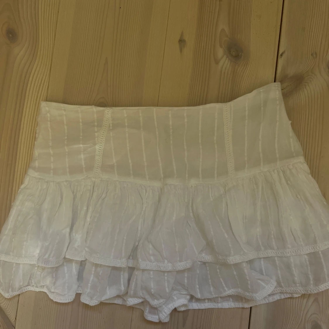 Vit volangkjol från Pull&Bear