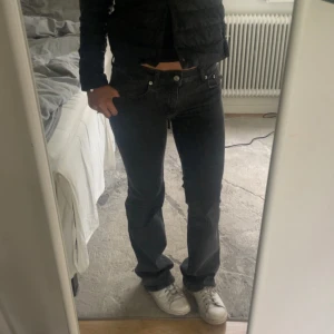 Bootcut jeans från 157 i svart denim - Säljer ett par svarta bootcut jeans från 157 med klassisk femficksmodell och låg midja. Jeansen har en snygg tvättad finish och är tillverkade i jeansmaterial. Perfekta för dig som gillar 90-talsvibbar och vill ha en stilren look. Kan alltid diskutera pris. Skriv för frågor och bilder🥰🥰