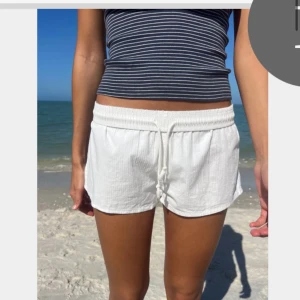 Vita shorts från Brandy Melville - Fina och sköna vita shorts från Brandy Melville❣️ helt nya och oanvända nypris 242kr. passar xs/s