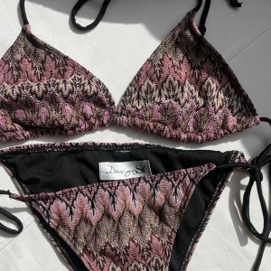 Missoni mönstrad bikini  - Jättefin bikini från design by si. Missoni/sicksack mönstrad i rosa och guld. Aldieh använd då den ej passar mig, ilägg till toppen finns och går att t ut. Storlek S ❤️❤️