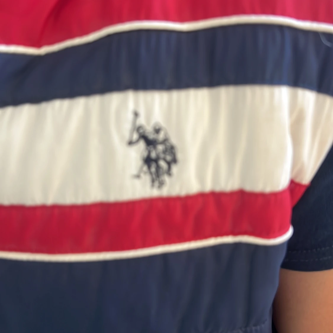 Blå och röd dunväst från U.S. Polo Assn. - 3