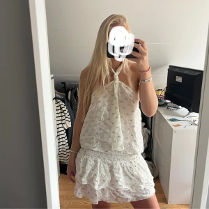 Set från Zara, kjol och topp - Slutsålt set från Zara med en kjol och en topp. Båda är i Stolek S💓💓💓(de två sista bilderna är lånade) använd fåtal gånger 