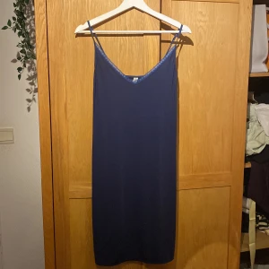 Mörkblå slipklänning med spets - Jättefin klänning / nattlinne. Den är i stl l men skulle säga att den även passar s/m/l