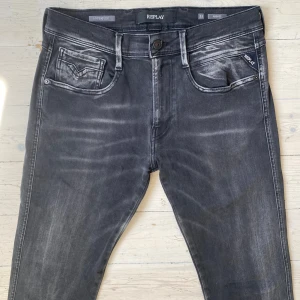 Replay Anbass Hyperflex jeans  - Sjukt feta Replay Anbass Hyperflex jeans i perfekt skick och asnajs tvätt 🙌 skriv vid fråga 👍 Storlek 33/34