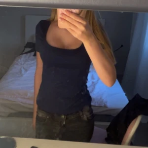 Mörkblå topp med fyrkantig ringning - En stilren mörkblå topp med korta ärmar och snygg fyrkantig ringning. Den är köpt från SHEIN ganska nyligen. Materialet är jätte mjukt och fortfarande stretchigt💕