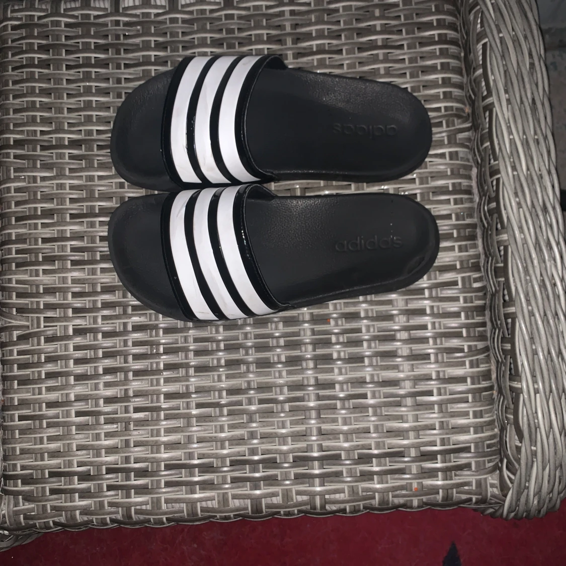 Svarta och vita Adidas tofflor - 4