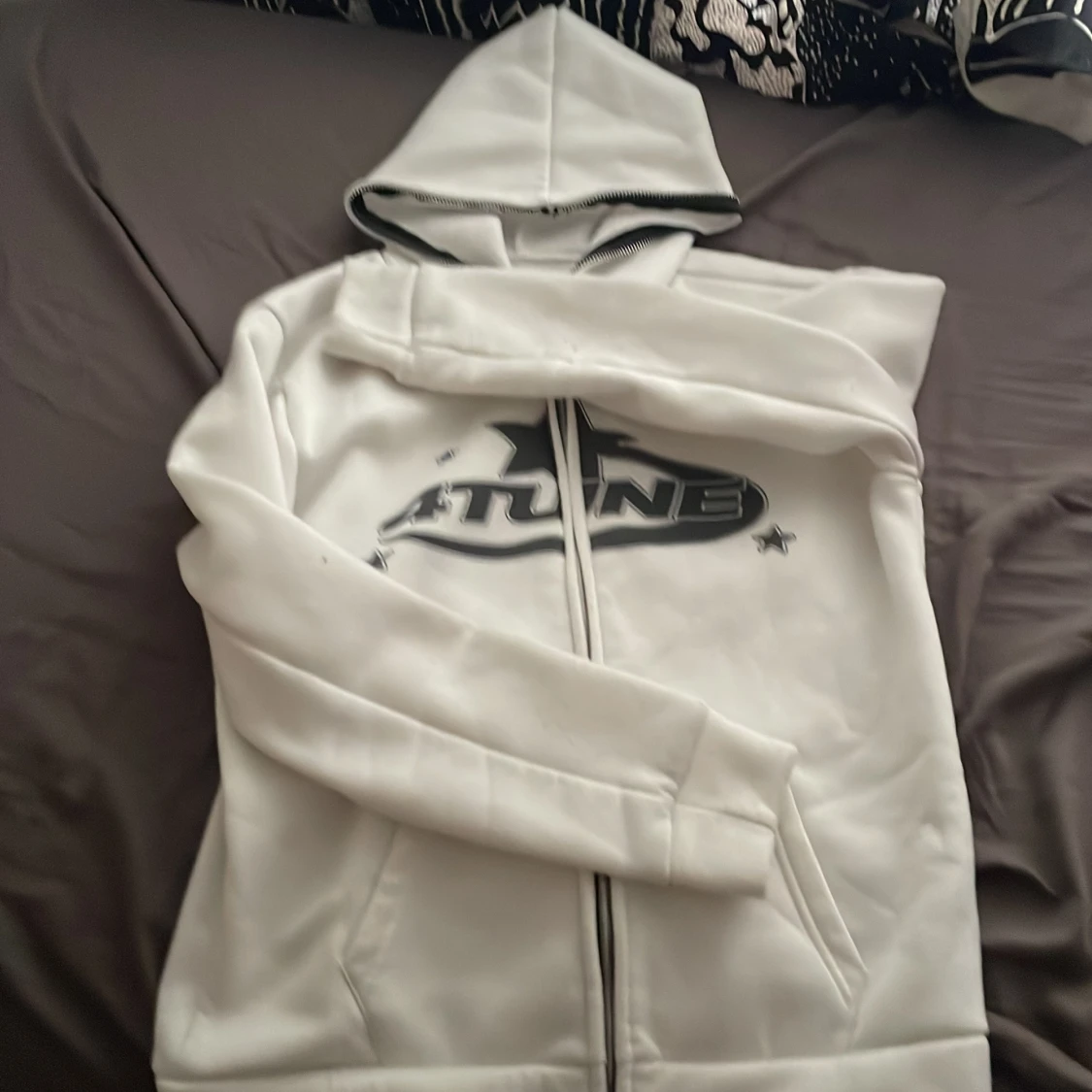 Vit hoodie med tryck från 4tune - 1