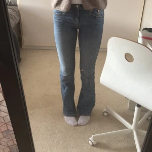 Blå bootcut jeans från 157, stl S - Säljer blå bootcut jeans från 157 i storlek S. Jeansen har låg midja , knappt använda. Pris går att diskutera