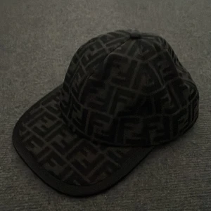 Svart Fendi keps  - Svart Fendi keps nästan helt ny aldrig använd pris kan diskuteras