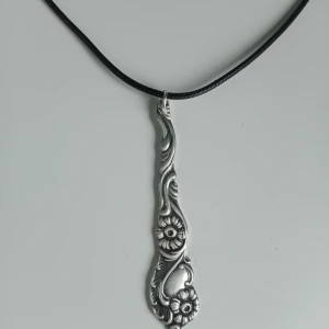Halsband skapat av gaffel  - Handgjort halsband tillverkat av en gaffel i nysilver. Hänget är ca 6cm lång. Kedjan är justerbart. Blir en unik accessoar 