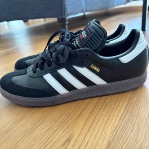 Adidas Samba  - Säljer dessa skor åt min pappa. Knappt använda och är i väldigt fint skick. Storlek 46 men upplevs som 45, alltså aningen små i storleken. Nyrpis är 1349kr. Hör gärna av er vid frågor och priset går att diskutera.😁