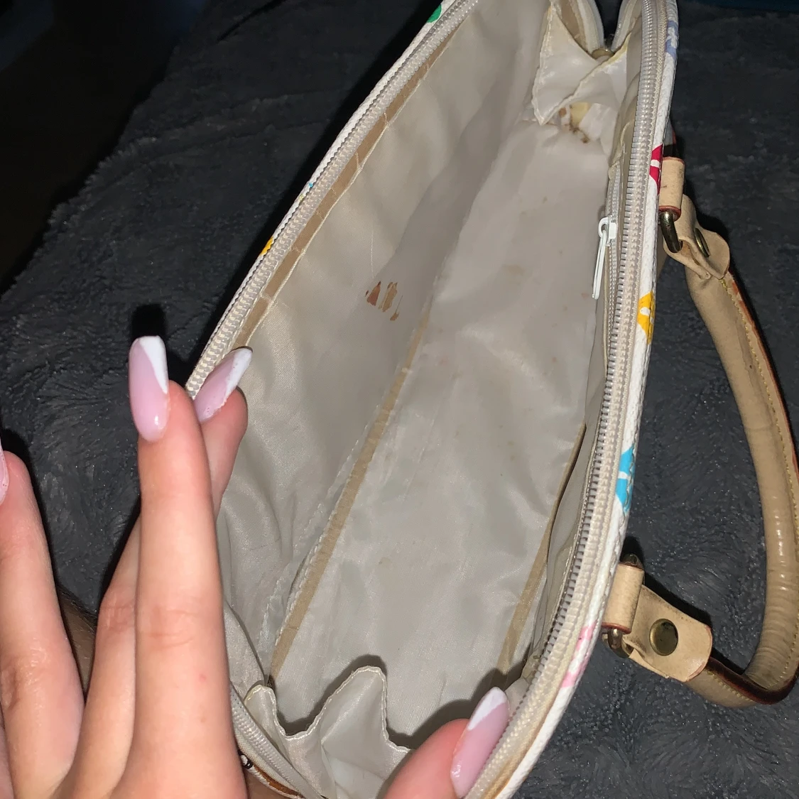 Vit handväska med färgglatt mönster - 1