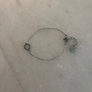 Silvrigt Edblad armband - Armband i silver med en tunn kedja och glittrig cirkel från Edblad. 