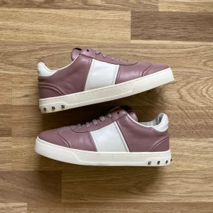 Valentino Flycrew  - Säljer ett par rosa Valentino Flycrew i nyskick. Skorna är i storlek 36 eu och extra snören medföljer vid köp. Kom pm för fler bilder och info 🫡