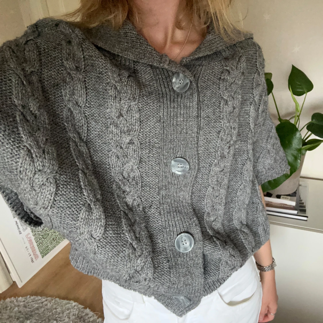Grå stickad kofta med stora knappar