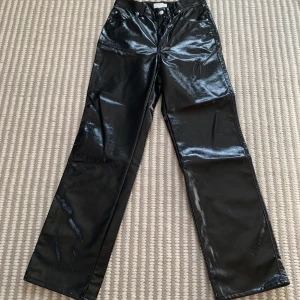 Svarta ”skinnbyxor” byxor  - Säljer ett par svarta ”skinnbyxor” från H&M i storlek 38 men dem passar även nån med 36. Byxorna har raka ben och sitter jättesnyggt på, men måste tyvärr sälja då dem inte passade mig. Är endast provade och helt oanvända❤️skriv till mig vid frågor eller fler bilder💞