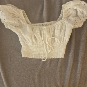 Topp - En vit topp som man även kan knyta