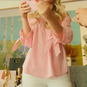 Rutig rosa off-shoulder - Så fin! 