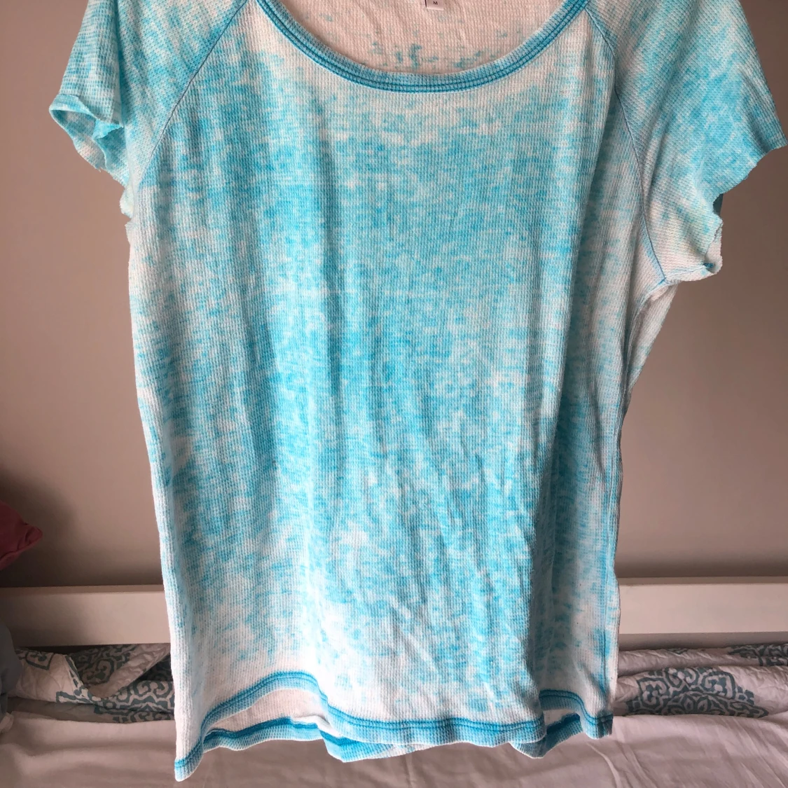 Turkosvit t-shirt från Delias - 1