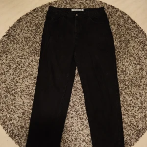 Polar Skate Co 93 Denim jeans - Polar Skate Co 93 Denim jeans i Pitch Black i storlek 34/34. Säljer då jag aldrig använder dem. Väldigt bra skick förutom lite skada längst ned på summorna av byxan (se tredje bilden).