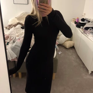Svart ribbad långärmad klänning - Säljer en svart, tight och ribbad långärmad klänning. Säljer då den blivit för liten❤️pris kan diskuteras 