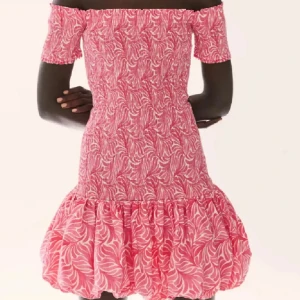 Rosa offshoulder kortklänning med volang - Säljer en populär klänning från hm i storlek XS men den är stretchig så jag skulle säga att den passar storlek M också. Jag har använt den en gång och säljer den för att den inte kommer till användning. ‼️Pris kan diskuteras‼️