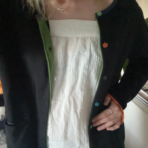 Svart kofta Gudrun Sjödén  - Fin kofta med färgglada knappar och detaljer 