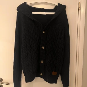 Pier one cardigan  - Riktigt fet cardigan från pier one riktigt bra skick knappt använd. Storlek S 