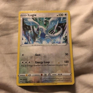 Lugia 130 hp  - Samlarkort med den legendariska Pokémonen Lugia! Perfekt för dig som älskar Pokémon och vill utöka din samling med en cool och kraftfull karaktär. Kortet har snygg design och är en favorit bland fans.