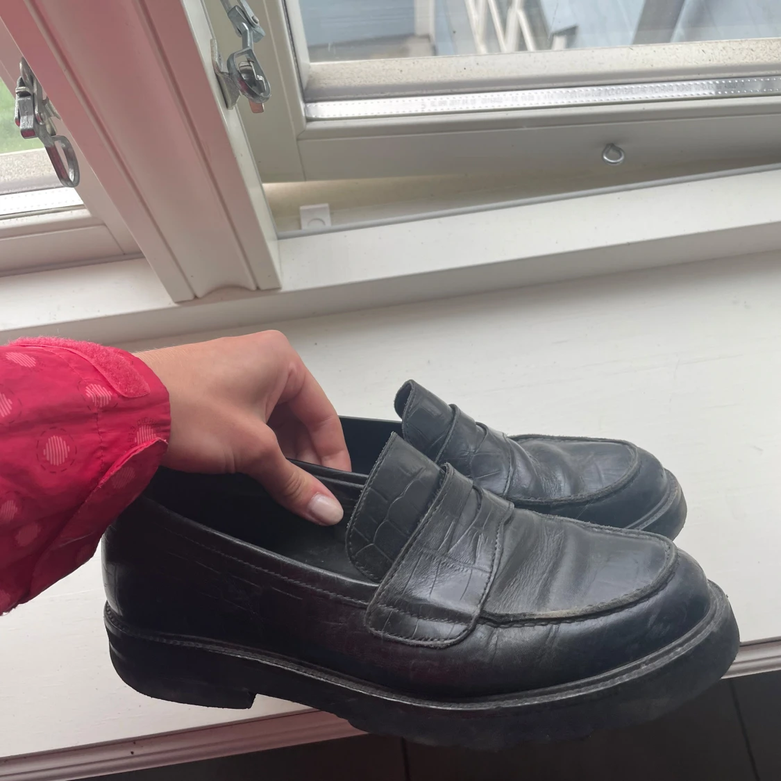 Svarta loafers i skinn med crocomönster - 2