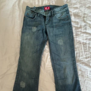 Blå jeans med patchade detaljer - Säljer ett par blå jeans från YMI i bra skick då de är för små för mig och inte kommer till användning där det finns tecken på användning men fortfarande ett par riktigt snygga jeans