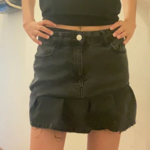 Svart jeanskjol  - Svart volangkjol som jag har gjort själv jättefin och passar till allt. 