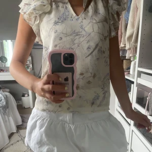 Beige blommig blus med volang neo noir - Världens sötaste blus, köpt för 600❤️❤️