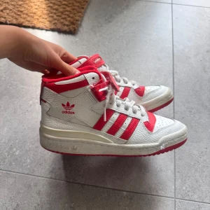 Adidas sneakers vita och röda - Snygga Adidas sneakers i vitt och rött med klassiska tre ränder på sidan. Storlek 36/ 2/3.❤️
