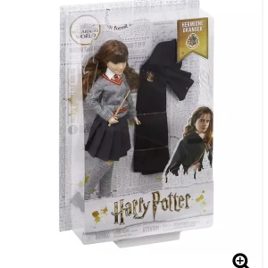 Harry Potter: Hermione Granger - Upptäck magin med denna Hermione Granger-docka från Harry Potter-världen! Perfekt för unga fans som vill återskapa sina favoritscener från böckerna och filmerna. Dockan har Gryffindor-uniform, trollstav och avtagbar mantel. 400kr nypris.