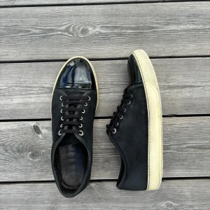 Lanvin Cap Toe - Riktigt fräscha lanvins med glansig captoe. Inga defekter alls. Skick 9/10. UK 9.5 de vill säga storlek 44. Tveka inte ställa frågor vid intresse. Pris kan diskuteras vid snabb affär🙌