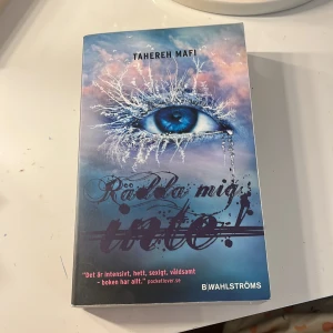 Rädda mig inte! - En intensiv och känslosam bok om förbjuden kärlek, frihetskamp och starka känslor. Perfekt för dig som gillar spänning, romantik och dramatiska berättelser. Andra delen i en hyllad trilogi av Tahereh Mafi som fångar dig från första sidan. 