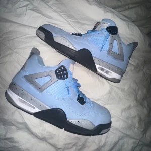 Nike Air Jordan 4 University Blue - Säljer ett par Nike Air Jordan 4 University Blue. De har en ljusblå ovandel i mocka med meshdetaljer, grå och svarta inslag samt stänkmönstrad mellansula. Klassisk siluett med snörning och synlig Air-enhet i sulan. Perfekta för dig som vill sticka ut med stil. Tveka inte att höra av dig💬