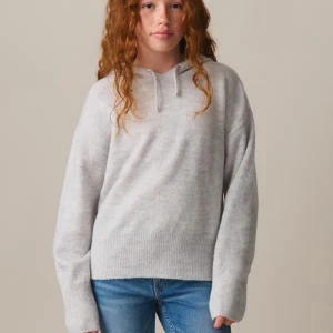 Ljusgrå stickad hoodie med huva (SÄNKT PRIS!!) - Supermjuk ljusgrå stickad hoodie med huva och snörning. Tröjan har en relaxed passform, bred ribbad mudd nertill och vid ärmslut. Helt oanvänd men orkade inte skicka tillbaka. Nypris 249. Pris går att diskuteras. Storlek 158/164