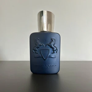 Parfums de Marly Layton Samples - Säljer splittar på Parfums de Marly Layton Eau de Parfum i storlekarna 2/5ml. Priserna är följande: 79kr | 149kr | Bara att skriva vid intresse